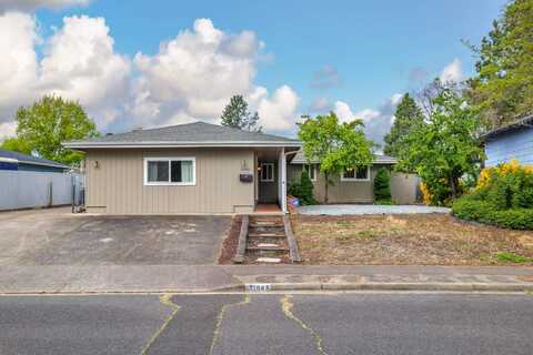 1085 N 5th Street, Central Point, OR 97502