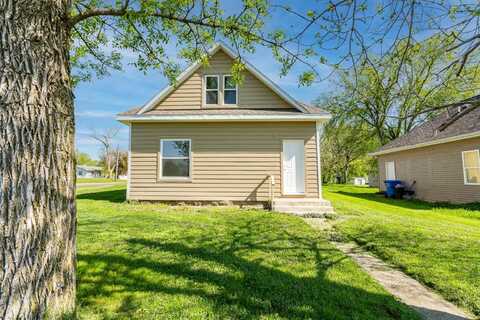 326 NW 7th St, Madison, SD 57042