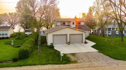 705 S Lake Hendricks Drive, Hendricks, SD 57276