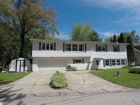 230 W Lake Drive, Cadillac, MI 49601