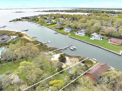 8 Gardiners Path, Hampton Bays, NY 11946