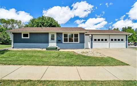 906 NW 7th St, Madison, SD 57042