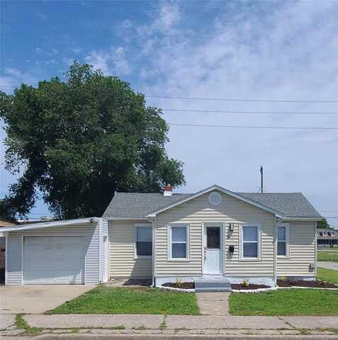 911 East Penning Avenue, Wood River, IL 62095