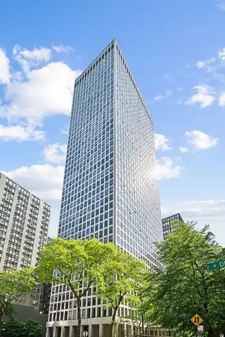 260 E Chestnut Street, Chicago, IL 60611