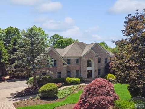 6 Mettowee Farms Court, Upper Saddle River, NJ 07458