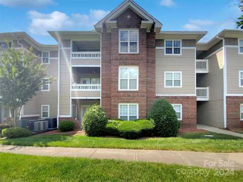 9810 Campus Walk Lane, Charlotte, NC 28262