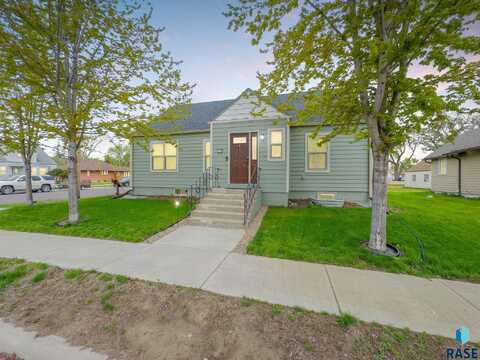 320 W 4th Ave, Lennox, SD 57039