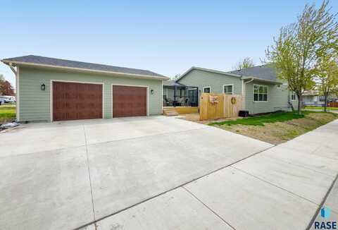 320 W 4th Ave, Lennox, SD 57039