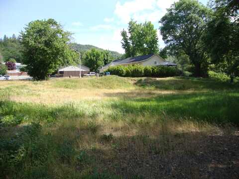 105 Brolin Court, Rogue River, OR 97537