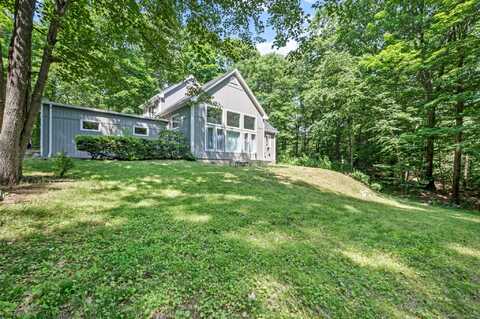 15 North Mark Drive, Oxford, CT 06478