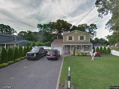 Jem Ct, HOLBROOK, NY 11741