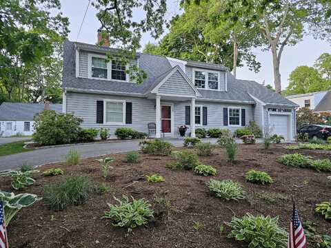 70 Lakeview Avenue, Falmouth, MA 02540