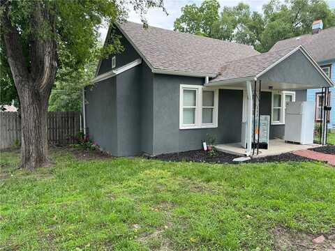 4 E Piankishaw Street, Paola, KS 66071