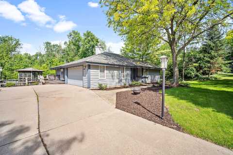 W238n4683 Woods Edge Dr, Pewaukee, WI 53072