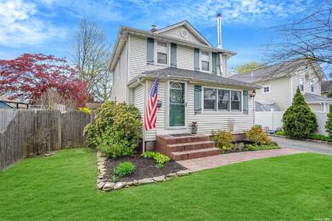 15 Roosevelt Avenue, Sayville, NY 11782