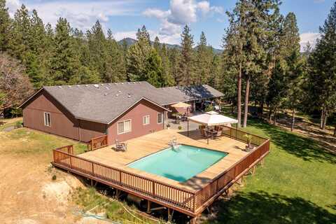 7437 W Evans Creek Road, Rogue River, OR 97537