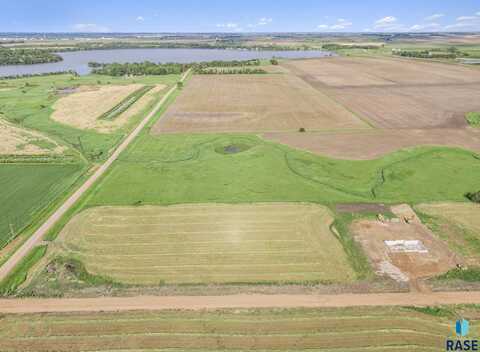 2008 Harvest Creek Ln, Madison, SD 57042