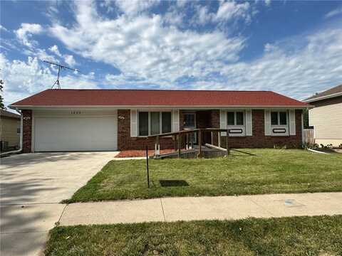 1233 W Washington Street, Winterset, IA 50273