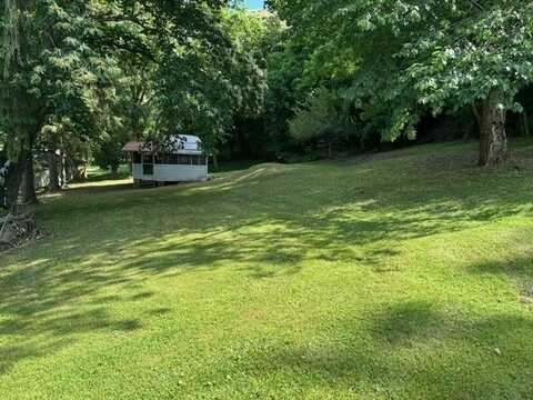 SHOREWOOD COURT, HINTON, WV 25951