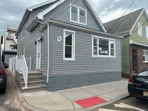 1 SISSON CT, Bayonne, NJ 07002