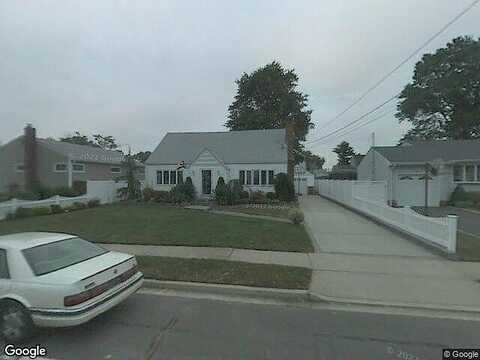 Fallwood, FARMINGDALE, NY 11735