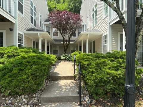 1071 Cambridge Ct, Mahwah, NJ 07430