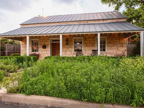 108 Acorn St, Fredericksburg, TX 78624