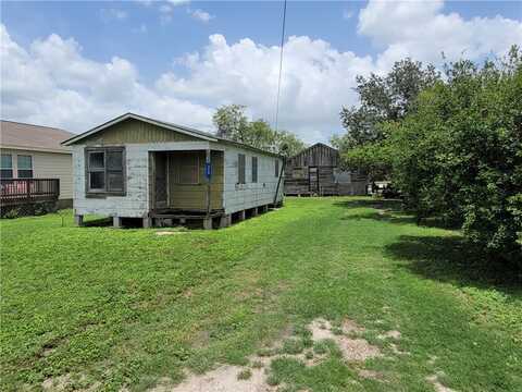 320 W Crockett Street, Driscoll, TX 78351