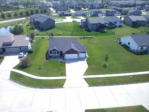 8844 Scarlet Drive, West Des Moines, IA 50266