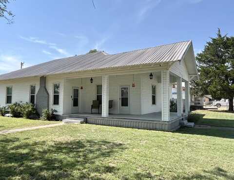 110 S Cherry Street, Claude, TX 79019