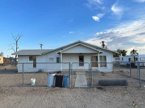 261 E 4th St, Niland, CA 92257