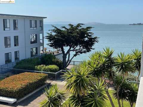 4 Captain Dr, Emeryville, CA 94608