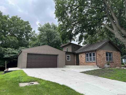 715 4th NE, MASON CITY, IA 50401