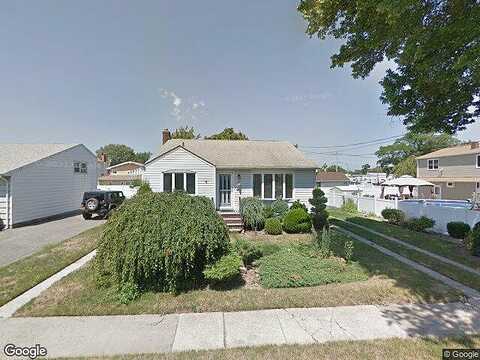 Belle Terre Ave W, LINDENHURST, NY 11757