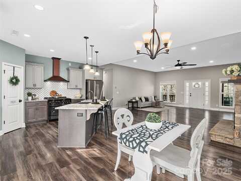 5496 White Oak Road, Waynesville, NC 28785