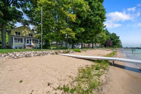 4152 Long Point Drive, Cheboygan, MI 49721