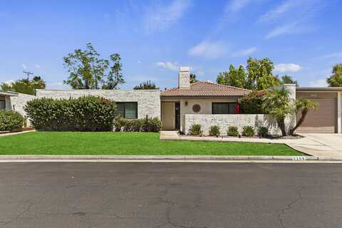 2208 N Sunshine Circle, Palm Springs, CA 92264