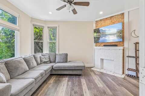 Oakley, SAINT PAUL, MN 55104