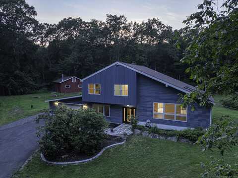 8 Saddle Ridge Road, Newtown, CT 06470