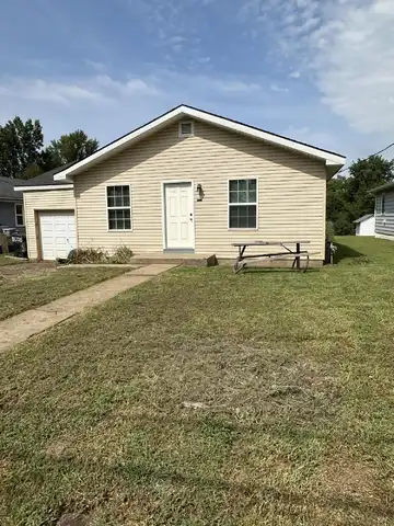 1055 S Lincoln AVE, Marshall, MO 65340