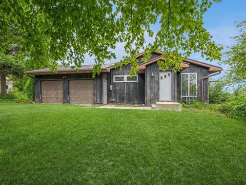 5555 Troy Mills Road, Walker, IA 52352