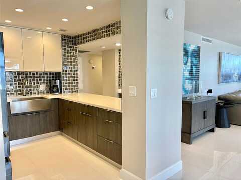 Ocean, HALLANDALE BEACH, FL 33009