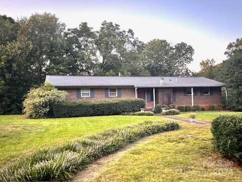 947 Ravendale Drive, Charlotte, NC 28216