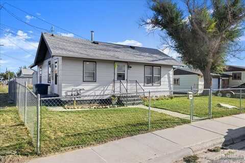 117 6th St E, Hardin, MT 59034