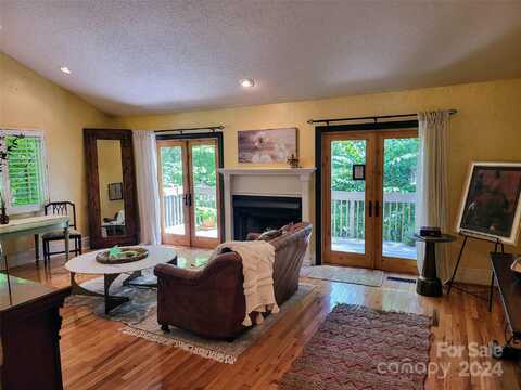 31 Cedarwood Lane, Asheville, NC 28803