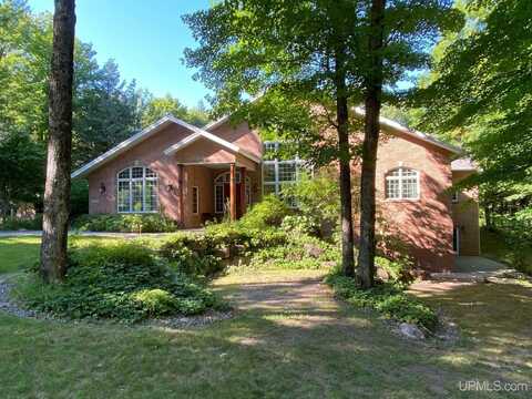 1050 VISTANNA DRIVE, MARQUETTE, MI 49855