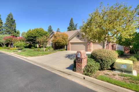 1582 Forest Oaks Drive E, Fresno, CA 93730