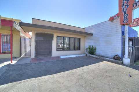 2236 Blackstone Avenue N, Fresno, CA 93703