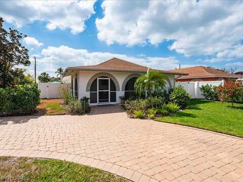 698 99th Avenue N, Naples, FL 34108