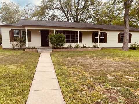 201 N PECAN, MOULTON, TX 77975